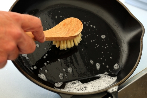 cleaning cast iron pan